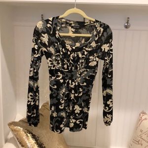 Feminine floral blouse with pleats in front